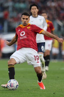 Roma, İtalya 06.04.2024: İtalyan Serisi A TIM 2023-2024 futbol karşılaşması sırasında Zeki Çelik Roma 'daki Olimpiyat Stadyumu' nda AS ROMA SS LAZIO 'ya karşı.