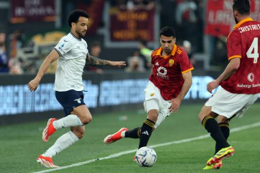 Roma, İtalya 06.04.2024: Lazio 'dan Felipe Anderson, Roma' dan Zeki Celik İtalyan Serisi A TIM 2023-2024 futbol karşılaşmasında AS ROMA ile Roma 'daki Olimpiyat Stadyumu' nda SS LAZIO karşılaşması.