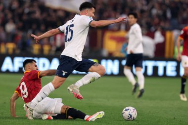 Roma, İtalya 06.04.2024: Lazio 'dan Nicolo Casale, Roma' dan Zeki Celik İtalyan Serisi A TIM 2023-2024 futbol karşılaşmasında AS ROMA ile Roma 'daki Olimpiyat Stadyumu' nda SS LAZIO karşılaşması.