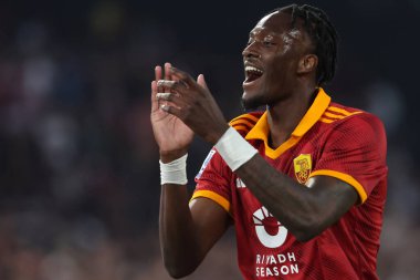 Roma, İtalya 06.04.2024: İtalyan Serisi A TIM 2023-2024 futbol karşılaşmasında Tammy Abraham Roma Olimpiyat Stadyumu 'nda SS LAZIO' ya karşı.