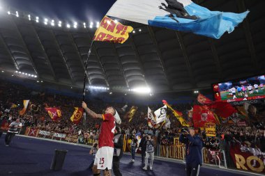 Roma, İtalya 06.04.2024: Roman Gianluca Mancini İtalya Serie A TIM 2023-2024 futbol karşılaşması derbisi sonunda Roma 'daki Olimpiyat Stadyumu' nda SS LAZIO 'ya karşı zafer kazandı.