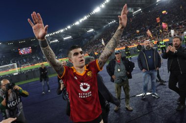 Roma, İtalya 06.04.2024: Roman Gianluca Mancini İtalya Serie A TIM 2023-2024 futbol karşılaşması derbisi sonunda Roma 'daki Olimpiyat Stadyumu' nda SS LAZIO 'ya karşı zafer kazandı.