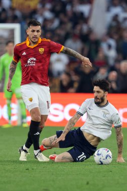 Roma, İtalya 06.04.2024: Roma 'dan Zeki Çelik, İtalyan Serisi A TIM 2023-2024 futbol karşılaşması sırasında Lazio' dan Luis Alberto AS ROMA ile Roma 'daki Olimpiyat Stadyumu' nda SS LAZIO karşılaşması.