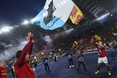 Roma, İtalya 06.04.2024: Roma 'dan Gianluca Mancini Lazio renkleriyle bayrak sallıyor ve İtalya Serisi A TIM 2023-2024 futbol karşılaşması sonunda Roma' daki Olimpiyat Stadyumu 'nda AS ROMA SS LAZIO' ya karşı.