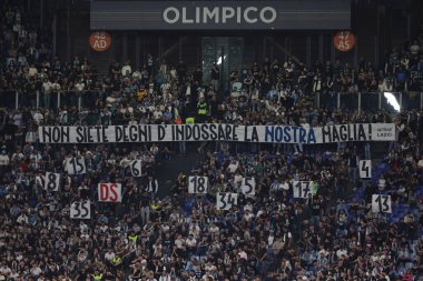 Roma, İtalya 12.04.2024: Lazio taraftarları İtalya Serie A TIM 2023-2024 futbol karşılaşması derbisi sırasında Roma Olimpiyat Stadyumu 'ndaki SS LAZIO-SALERNITANA CALCIO' yu protesto etti.