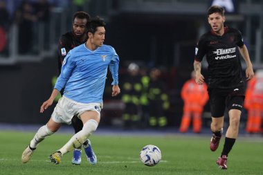 Roma, İtalya 12.04.2024: Lazio 'dan Daichi Kamada, İtalya Serisi A TIM 2023-2024 futbol müsabakası sırasında Salernitana Coulibaly of Salernitana SS LAZIO vs SALERNITANA CALCIO Roma Olimpiyat Stadyumu' nda.