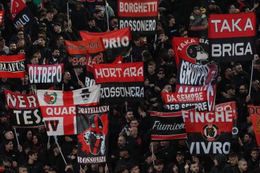 Roma, İtalya 18.04.2024: AC Milan taraftarlarının bayrak ve bayrakları tribünlerde UEFA Avrupa Ligi 2023-2024 çeyrek final maçını bekliyor..