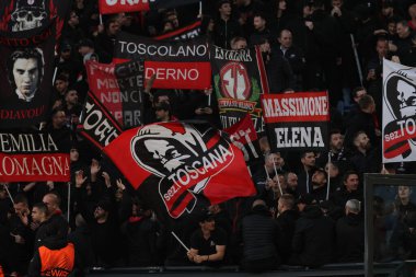 Roma, İtalya 18.04.2024: AC Milan taraftarlarının bayrak ve bayrakları tribünlerde UEFA Avrupa Ligi 2023-2024 çeyrek final maçını bekliyor..