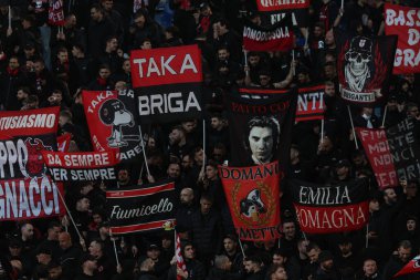 Roma, İtalya 18.04.2024: AC Milan taraftarlarının bayrak ve bayrakları tribünlerde UEFA Avrupa Ligi 2023-2024 çeyrek final maçını bekliyor..