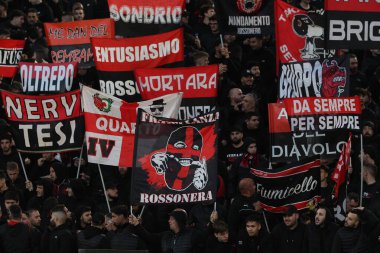 Roma, İtalya 18.04.2024: AC Milan taraftarlarının bayrak ve bayrakları tribünlerde UEFA Avrupa Ligi 2023-2024 çeyrek final maçını bekliyor..