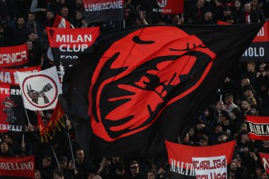 Roma, İtalya 18.04.2024: AC Milan taraftarlarının bayrak ve bayrakları tribünlerde UEFA Avrupa Ligi 2023-2024 çeyrek final maçını bekliyor..
