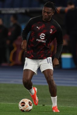 Roma, İtalya 18.04.2024: Milan 'dan Rafael Leao, UEFA Avrupa Ligi 2023-2024 çeyrek final karşılaşmasında ısındı, AS Roman ve AC Milan arasında Roma Olimpiyat Stadyumu' nda oynanan karşılaşma..