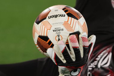 Roma, İtalya 18.04.2024: Milan 'dan Mike Maignan UEFA Avrupa Ligi 2023-2024 çeyrek final karşılaşmasında ısındı, AS Roma ile AC Milan arasında Roma Olimpiyat Stadyumu' nda oynanan futbol karşılaşması.