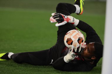 Roma, İtalya 18.04.2024: Milan 'dan Mike Maignan UEFA Avrupa Ligi 2023-2024 çeyrek final karşılaşmasında ısındı, AS Roma ile AC Milan arasında Roma Olimpiyat Stadyumu' nda oynanan futbol karşılaşması.