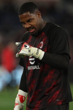 Roma, İtalya 18.04.2024: Milan 'dan Mike Maignan UEFA Avrupa Ligi 2023-2024 çeyrek final karşılaşmasında ısındı, AS Roma ile AC Milan arasında Roma Olimpiyat Stadyumu' nda oynanan futbol karşılaşması.