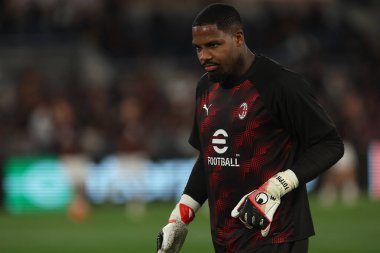 Roma, İtalya 18.04.2024: Milan 'dan Mike Maignan UEFA Avrupa Ligi 2023-2024 çeyrek final karşılaşmasında ısındı, AS Roma ile AC Milan arasında Roma Olimpiyat Stadyumu' nda oynanan futbol karşılaşması.
