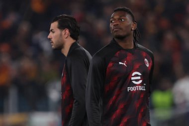 Roma, İtalya 18.04.2024: Milan 'dan Rafael Leao, UEFA Avrupa Ligi 2023-2024 çeyrek final karşılaşmasında ısındı, AS Roman ve AC Milan arasında Roma Olimpiyat Stadyumu' nda oynanan karşılaşma..