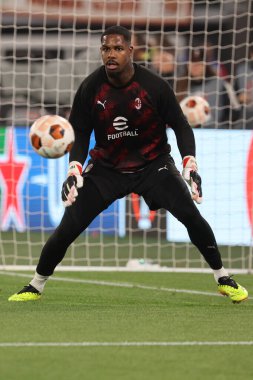 Roma, İtalya 18.04.2024: Milan 'dan Mike Maignan, UEFA Avrupa Ligi 2023-2024 çeyrek final karşılaşmasında Roma' daki Olimpiyat Stadyumu 'nda AS Roma ve AC Milan arasında oynanan futbol karşılaşmasında.