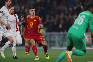 Roma, İtalya 18.04.2024: Roman Gianluca Mancini 1-0 gol attı ve UEFA Avrupa Ligi 2023-2024 çeyrek final karşılaşmasında Roma 'daki Olimpiyat Stadyumu' nda AS Roman - AC Milan arasındaki futbol karşılaşmasını takımla kutladı..