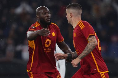 Roma, İtalya 18.04.2024: Roman Gianluca Mancini 1-0 gol attı ve UEFA Avrupa Ligi 2023-2024 çeyrek final karşılaşmasında Roma 'daki Olimpiyat Stadyumu' nda AS Roman - AC Milan arasındaki futbol karşılaşmasını takımla kutladı..