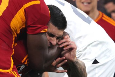 Roma, İtalya 18.04.2024: Roman Gianluca Mancini 1-0 gol attı ve UEFA Avrupa Ligi 2023-2024 çeyrek final karşılaşmasında Roma 'daki Olimpiyat Stadyumu' nda AS Roman - AC Milan arasındaki futbol karşılaşmasını takımla kutladı..