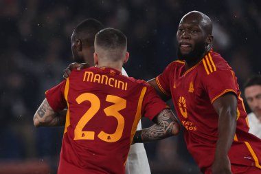 Roma, İtalya 18.04.2024: Roman Gianluca Mancini 1-0 gol attı ve UEFA Avrupa Ligi 2023-2024 çeyrek final karşılaşmasında Roma 'daki Olimpiyat Stadyumu' nda AS Roman - AC Milan arasındaki futbol karşılaşmasını takımla kutladı..