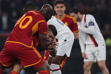 Roma, İtalya 18.04.2024: Roman Gianluca Mancini 1-0 gol attı ve UEFA Avrupa Ligi 2023-2024 çeyrek final karşılaşmasında Roma 'daki Olimpiyat Stadyumu' nda AS Roman - AC Milan arasındaki futbol karşılaşmasını takımla kutladı..