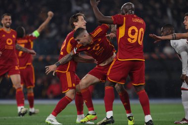 Roma, İtalya 18.04.2024: Roman Gianluca Mancini 1-0 gol attı ve UEFA Avrupa Ligi 2023-2024 çeyrek final karşılaşmasında Roma 'daki Olimpiyat Stadyumu' nda AS Roman - AC Milan arasındaki futbol karşılaşmasını takımla kutladı..