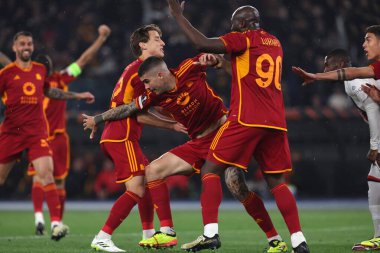 Roma, İtalya 18.04.2024: Roman Gianluca Mancini 1-0 gol attı ve UEFA Avrupa Ligi 2023-2024 çeyrek final karşılaşmasında Roma 'daki Olimpiyat Stadyumu' nda AS Roman - AC Milan arasındaki futbol karşılaşmasını takımla kutladı..