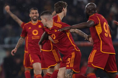 Roma, İtalya 18.04.2024: Roman Gianluca Mancini 1-0 gol attı ve UEFA Avrupa Ligi 2023-2024 çeyrek final karşılaşmasında Roma 'daki Olimpiyat Stadyumu' nda AS Roman - AC Milan arasındaki futbol karşılaşmasını takımla kutladı..