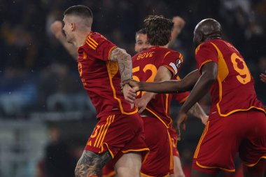 Roma, İtalya 18.04.2024: Roman Gianluca Mancini 1-0 gol attı ve UEFA Avrupa Ligi 2023-2024 çeyrek final karşılaşmasında Roma 'daki Olimpiyat Stadyumu' nda AS Roman - AC Milan arasındaki futbol karşılaşmasını takımla kutladı..