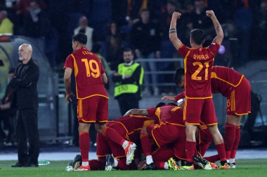 Roma, İtalya 18.04.2024: Roman Gianluca Mancini 1-0 gol attı ve UEFA Avrupa Ligi 2023-2024 çeyrek final karşılaşmasında Roma 'daki Olimpiyat Stadyumu' nda AS Roman - AC Milan arasındaki futbol karşılaşmasını takımla kutladı..