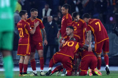 Roma, İtalya 18.04.2024: Roman Gianluca Mancini 1-0 gol attı ve UEFA Avrupa Ligi 2023-2024 çeyrek final karşılaşmasında Roma 'daki Olimpiyat Stadyumu' nda AS Roman - AC Milan arasındaki futbol karşılaşmasını takımla kutladı..