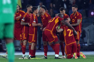 Roma, İtalya 18.04.2024: Roman Gianluca Mancini 1-0 gol attı ve UEFA Avrupa Ligi 2023-2024 çeyrek final karşılaşmasında Roma 'daki Olimpiyat Stadyumu' nda AS Roman - AC Milan arasındaki futbol karşılaşmasını takımla kutladı..