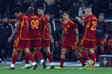 Roma, İtalya 18.04.2024: Roman Gianluca Mancini 1-0 gol attı ve UEFA Avrupa Ligi 2023-2024 çeyrek final karşılaşmasında Roma 'daki Olimpiyat Stadyumu' nda AS Roman - AC Milan arasındaki futbol karşılaşmasını takımla kutladı..