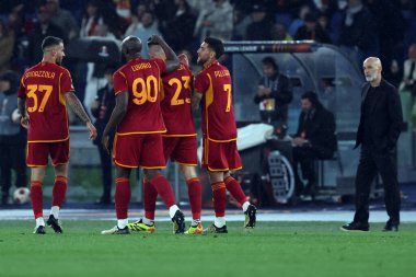 Roma, İtalya 18.04.2024: Roman Gianluca Mancini 1-0 gol attı ve UEFA Avrupa Ligi 2023-2024 çeyrek final karşılaşmasında Roma 'daki Olimpiyat Stadyumu' nda AS Roman - AC Milan arasındaki futbol karşılaşmasını takımla kutladı..