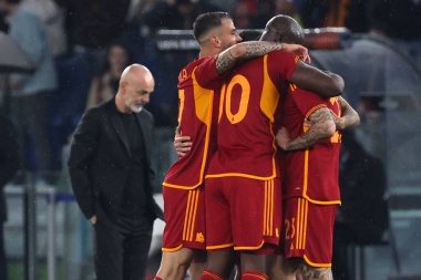 Roma, İtalya 18.04.2024: Roman Gianluca Mancini 1-0 gol attı ve UEFA Avrupa Ligi 2023-2024 çeyrek final karşılaşmasında Roma 'daki Olimpiyat Stadyumu' nda AS Roman - AC Milan arasındaki futbol karşılaşmasını takımla kutladı..