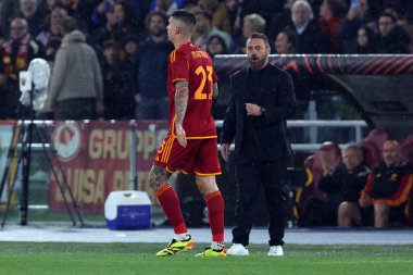 Roma, İtalya 18.04.2024: Roman Gianluca Mancini 1-0 gol attı ve UEFA Avrupa Ligi 2023-2024 çeyrek final karşılaşmasında Roma 'daki Olimpiyat Stadyumu' nda AS Roman - AC Milan arasındaki futbol karşılaşmasını takımla kutladı..