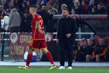 Roma, İtalya 18.04.2024: Roman Gianluca Mancini 1-0 gol attı ve UEFA Avrupa Ligi 2023-2024 çeyrek final karşılaşmasında Roma 'daki Olimpiyat Stadyumu' nda AS Roman - AC Milan arasındaki futbol karşılaşmasını takımla kutladı..