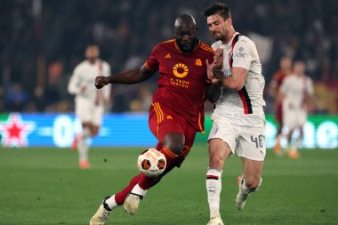 Roma, İtalya 18.04.2024: Roman Tammy Abraham UEFA Avrupa Ligi 2023-2024 çeyrek final karşılaşmasında Milan 'lı Gabbia ile top için Roma Olimpiyat Stadyumu' nda AS Roma ile AC Milan arasındaki futbol maçında mücadele etti..