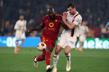 Roma, İtalya 18.04.2024: Roman Tammy Abraham UEFA Avrupa Ligi 2023-2024 çeyrek final karşılaşmasında Milan 'lı Gabbia ile top için Roma Olimpiyat Stadyumu' nda AS Roma ile AC Milan arasındaki futbol maçında mücadele etti..