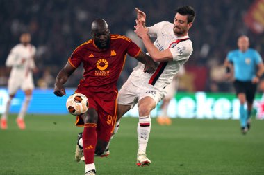 Roma, İtalya 18.04.2024: Roman Tammy Abraham UEFA Avrupa Ligi 2023-2024 çeyrek final karşılaşmasında Milan 'lı Gabbia ile top için Roma Olimpiyat Stadyumu' nda AS Roma ile AC Milan arasındaki futbol maçında mücadele etti..