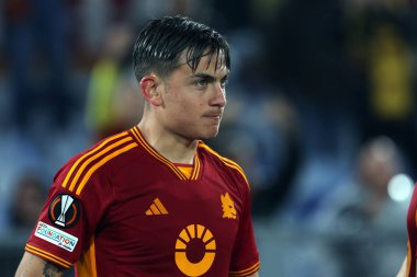 Roma, İtalya 18.04.2024: Romanyalı Paulo Dybala 2-0 'lık golü attı ve UEFA Avrupa Ligi 2023-2024 çeyrek final karşılaşmasında Roma' daki Olimpiyat Stadyumu 'nda AS Roman AC Milan ile AC Milan arasında oynanan futbol karşılaşmasını takımla kutladı..