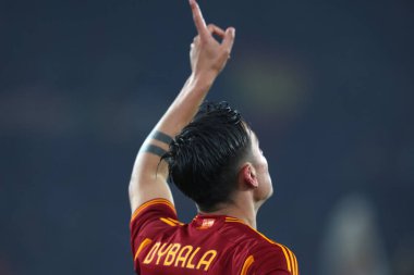 Roma, İtalya 18.04.2024: Romanyalı Paulo Dybala 2-0 'lık golü attı ve UEFA Avrupa Ligi 2023-2024 çeyrek final karşılaşmasında Roma' daki Olimpiyat Stadyumu 'nda AS Roman AC Milan ile AC Milan arasında oynanan futbol karşılaşmasını takımla kutladı..