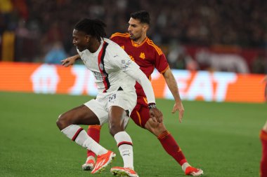 Roma, İtalya 18.04.2024: Milan 'dan Rafael Leao, UEFA Avrupa Ligi 2023-2024 çeyrek final karşılaşmasında Roma' dan Leandro Paredes, Roma 'daki Olimpiyat Stadyumu' nda AS Roman - AC Milan arasındaki futbol karşılaşması.