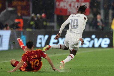 Roma, İtalya 18.04.2024: Milan 'dan Rafael Leao, UEFA Avrupa Ligi 2023-2024 çeyrek final karşılaşmasında Roma' dan Leandro Paredes, Roma 'daki Olimpiyat Stadyumu' nda AS Roman - AC Milan arasındaki futbol karşılaşması.