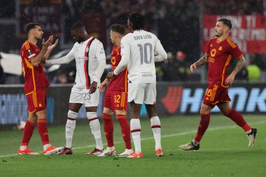 Roma, İtalya 18.04.2024: Milan 'dan Rafael Leao, UEFA Avrupa Ligi 2023-2024 çeyrek final karşılaşmasında Roma' daki Olimpiyat Stadyumu 'nda AS Roman AC Milan ile AC Milan arasında oynanan futbol karşılaşmasında Romanların Leandro Paredes' e karşı arkadan tekme attı..