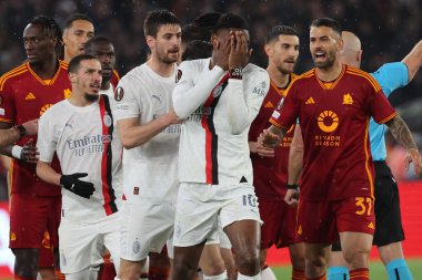 Roma, İtalya 18.04.2024: Milan 'dan Rafael Leao, UEFA Avrupa Ligi 2023-2024 çeyrek final karşılaşmasında Roma' daki Olimpiyat Stadyumu 'nda AS Roman AC Milan ile AC Milan arasında oynanan futbol karşılaşmasında Romanların Leandro Paredes' e karşı arkadan tekme attı..