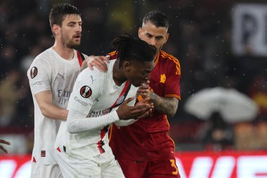 Roma, İtalya 18.04.2024: Milan 'dan Rafael Leao, UEFA Avrupa Ligi 2023-2024 çeyrek final karşılaşmasında Roma' daki Olimpiyat Stadyumu 'nda AS Roman AC Milan ile AC Milan arasında oynanan futbol karşılaşmasında Romanların Leandro Paredes' e karşı arkadan tekme attı..