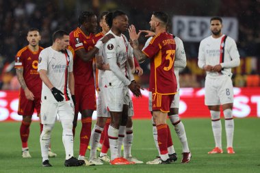Roma, İtalya 18.04.2024: Milan 'dan Rafael Leao, UEFA Avrupa Ligi 2023-2024 çeyrek final karşılaşmasında Roma' daki Olimpiyat Stadyumu 'nda AS Roman AC Milan ile AC Milan arasında oynanan futbol karşılaşmasında Romanların Leandro Paredes' e karşı arkadan tekme attı..